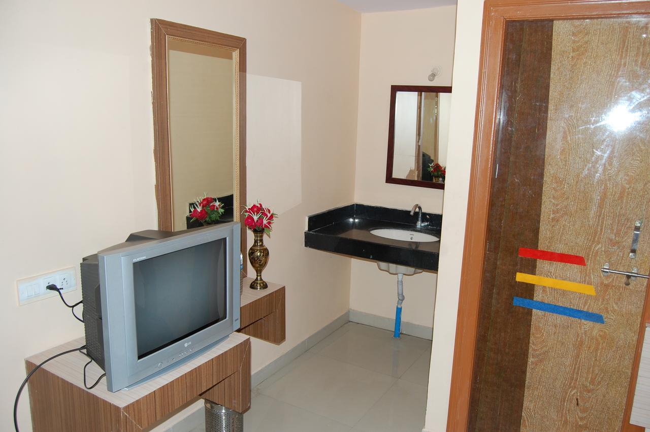 Hotel Utsav Shirdi Dış mekan fotoğraf