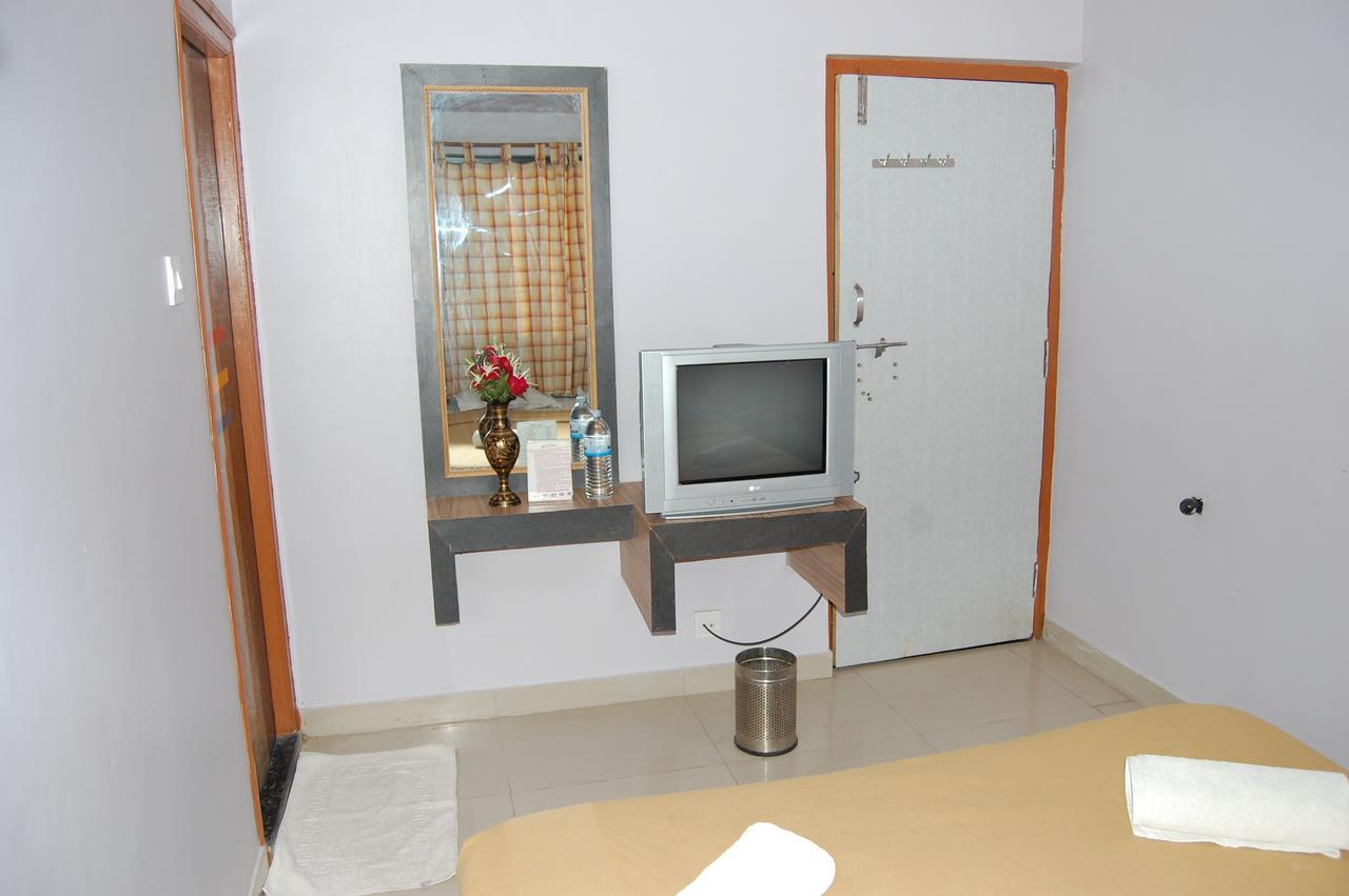 Hotel Utsav Shirdi Dış mekan fotoğraf