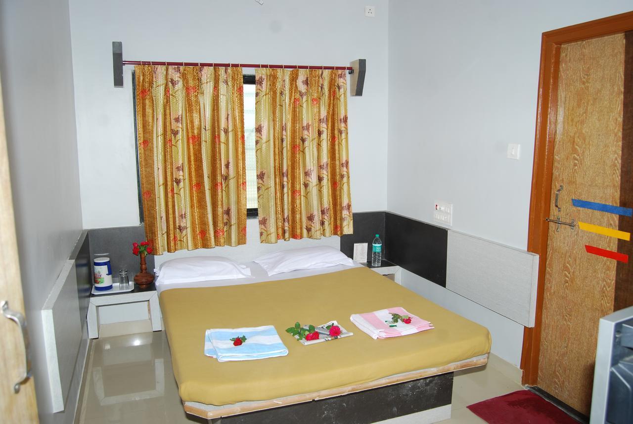 Hotel Utsav Shirdi Dış mekan fotoğraf